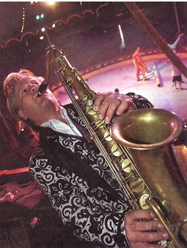 Peter van der Heusen mit Saxofon im Roncalli-Zirkus